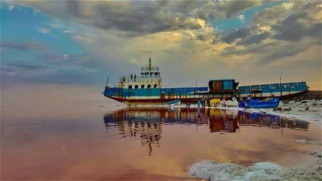 نگين فيروزه اي آذربايجان گرفتار در وعده ها