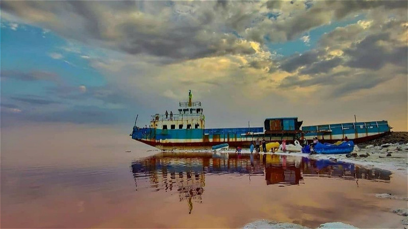 نگين فيروزه اي آذربايجان گرفتار در وعده ها